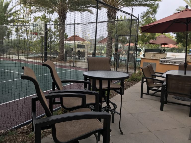 バスケットコートとくつろげるスペース