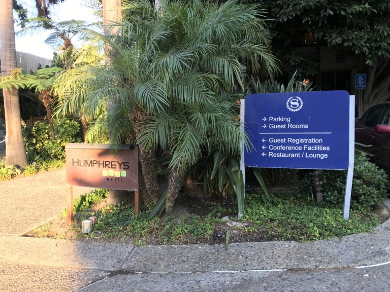 フロントを出てすぐの案内看板