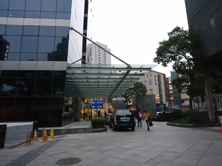 西側エントランス車寄せ