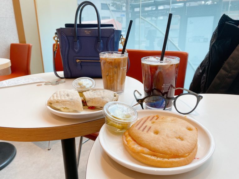 周辺のカフェにて朝食