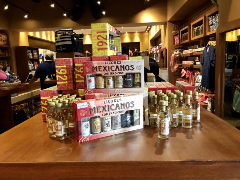 ショップではお土産のアルコールも買えます。