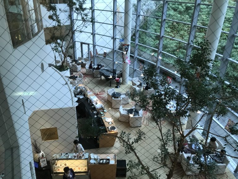 三階から見下ろしたラウンジ