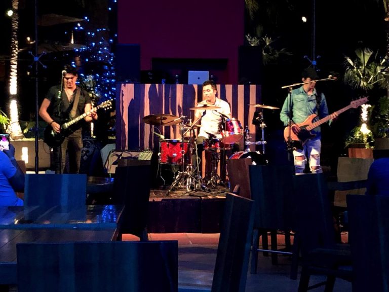 CANTINA LOS FAROLES 夜はバンドの生演奏をしています。