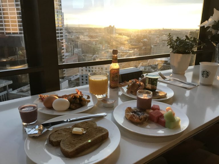 クラブ・ラウンジで朝食をとった模様朝早くに行ったためサーバーもよくしてくれスムージーいただきました