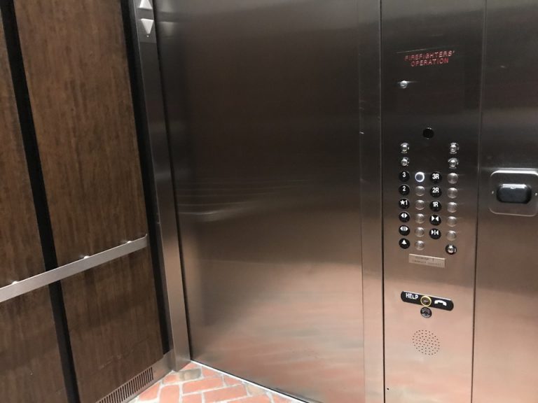エレベーター回数ボタン床はなんと赤レンガ調