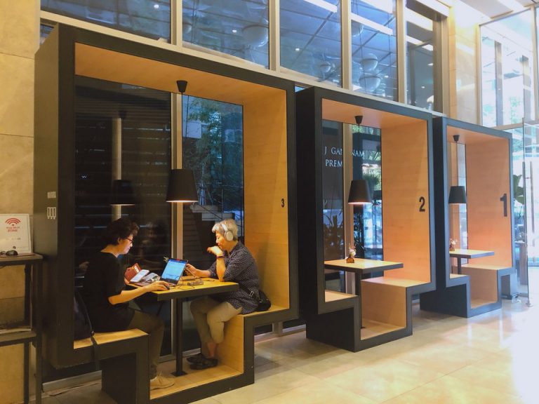 ロビー、エントランス付近