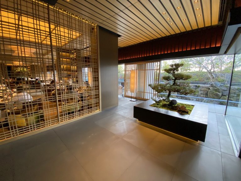 ロビーでは盆栽がお出迎え