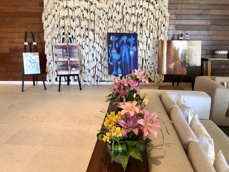 フロントにはアート作品がたくさん飾られていました。