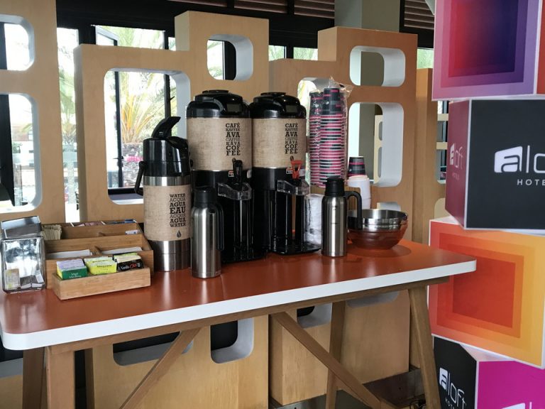 朝はエントランスにコーヒーや紅茶ステーションがありみんな持ち出してエアポートに向かっていました