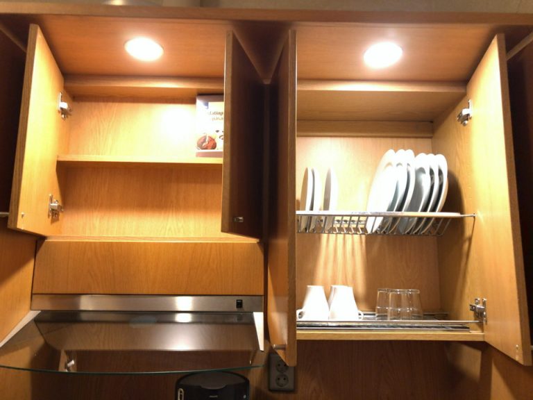 キッチン上部の棚(開けた状態)