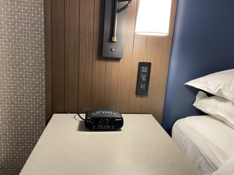 時計とコンセント