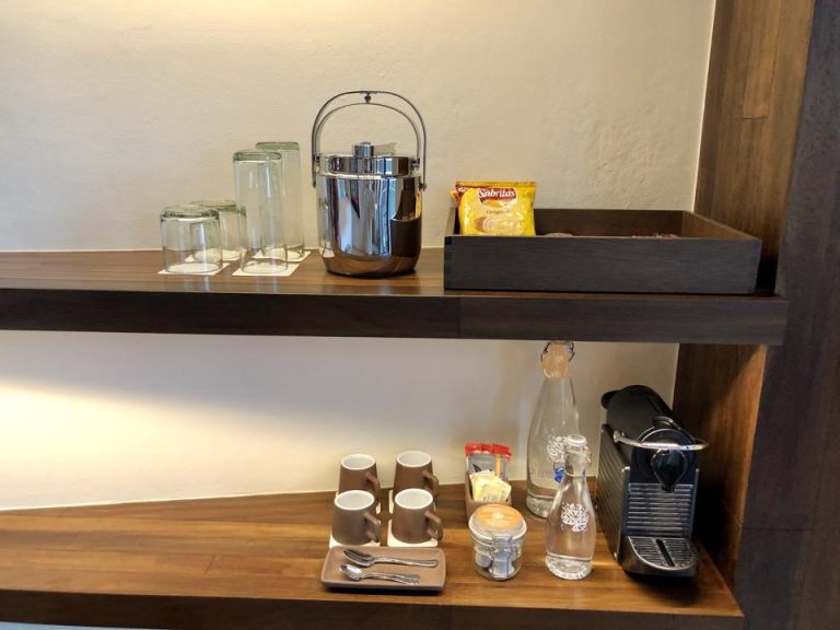 コーヒーマシーンとコップ。水は瓶に入っていました。