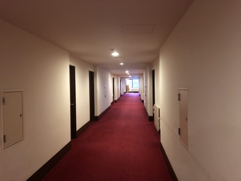 客室階廊下 奥がエレベーター(1)