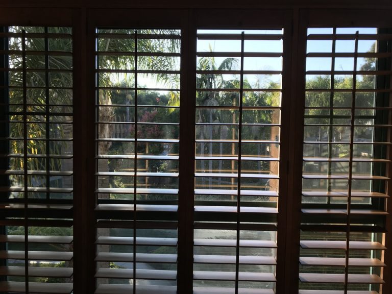 ブラインド式のカーテン