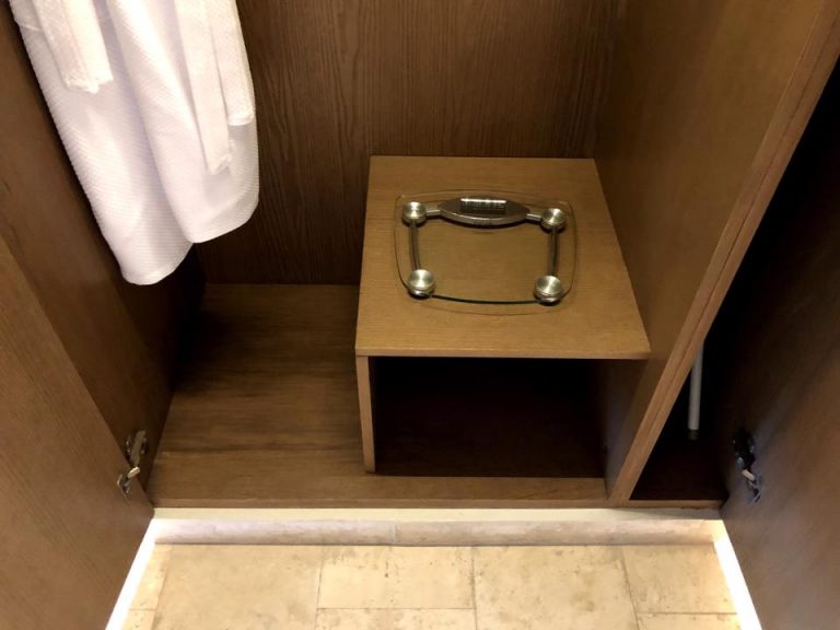 クローゼットの中に体重計があります。荷物の重さをチェックインするのにあると有難いです。