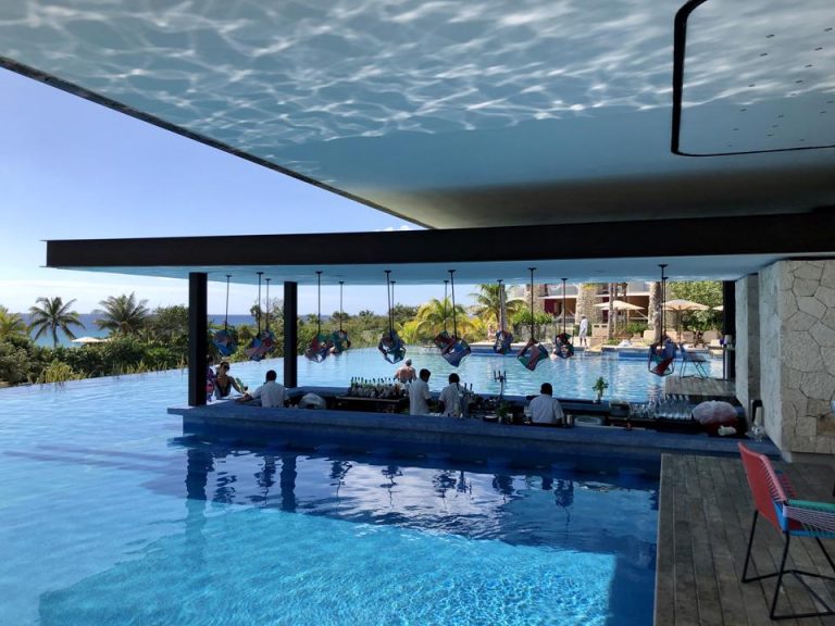 プール内でドリンクを注文できます。