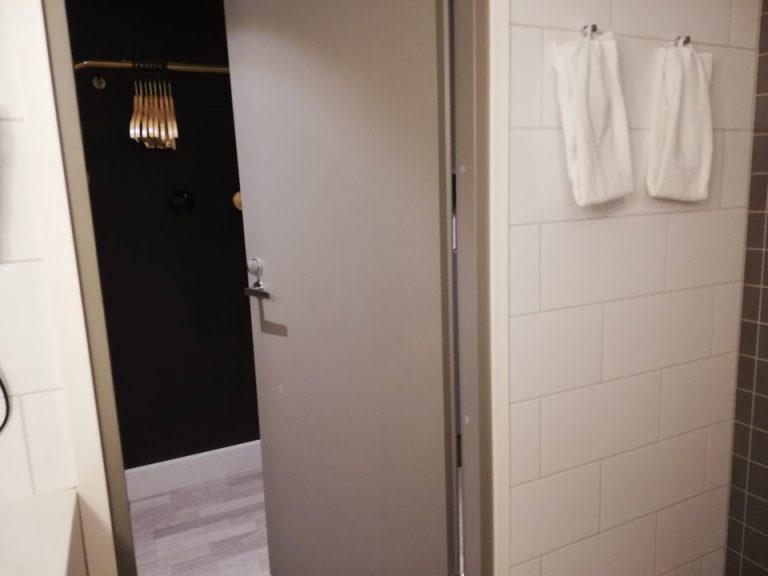 バスルーム内から入口1