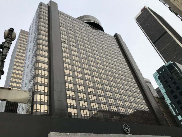 ホテル外観、最上の円盤部分がクラブラウンジとジムでした