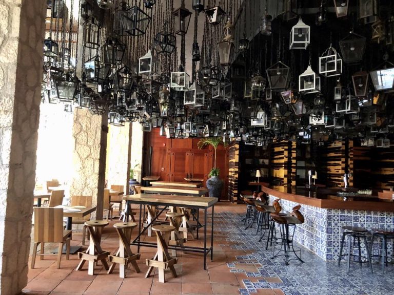 CANTINA LOS FAROLES 天井のライトが美しいです。