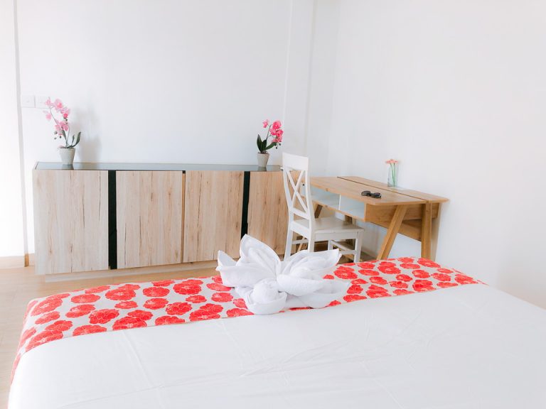 ベッド(枕側から足元)