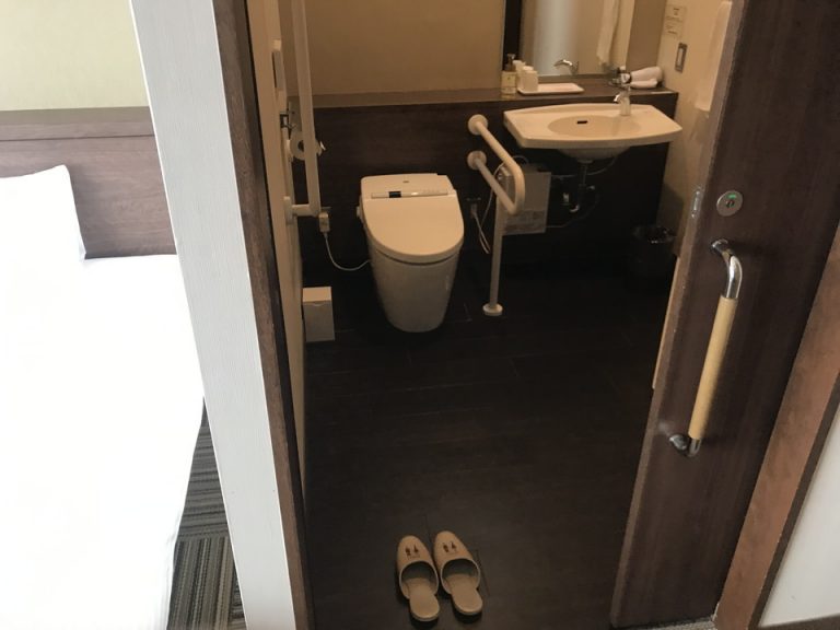 バスルーム入り口から全景(1)