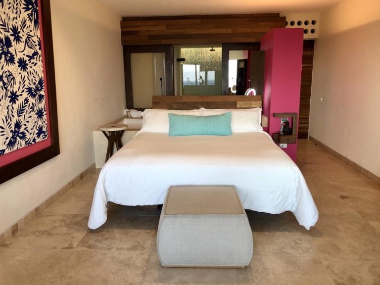 窓側から客室全体です。キングサイズのベッドです。