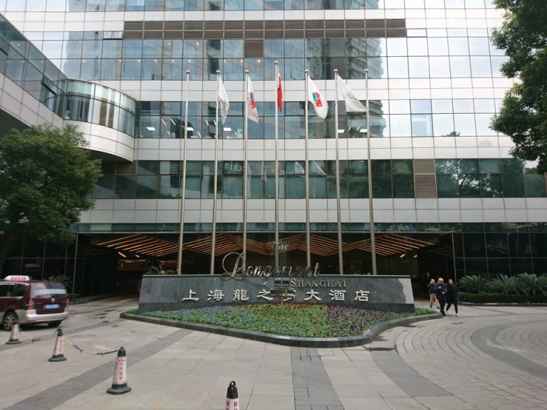 正面エントランス車寄せ