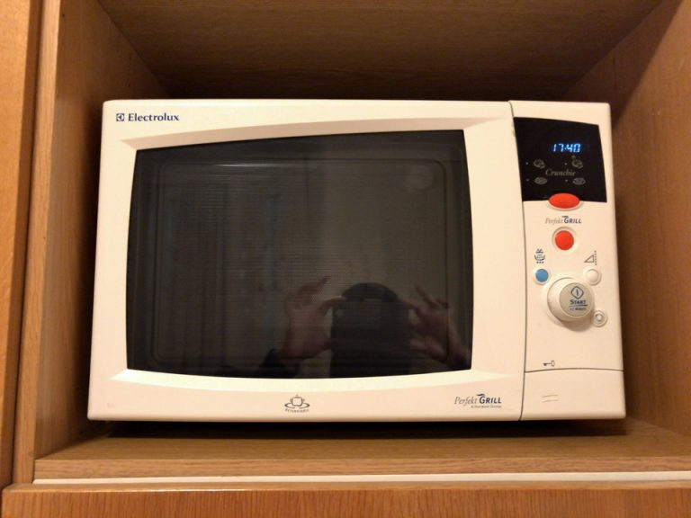 電子レンジ(閉じた状態)