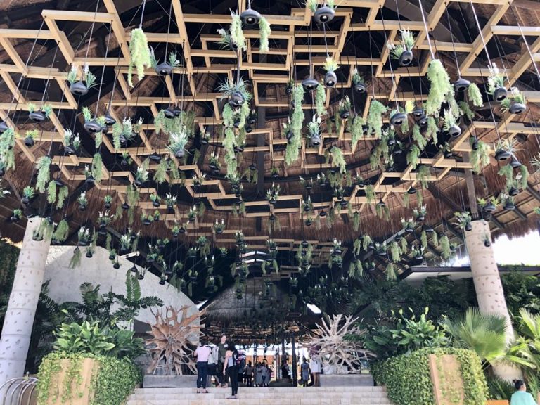 エントランス外観。入るとすぐにホテルのスタッフが声をかけてくれます。