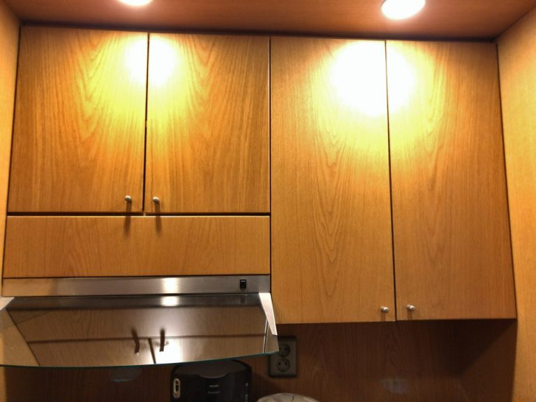 キッチン上部の棚(閉じた状態)