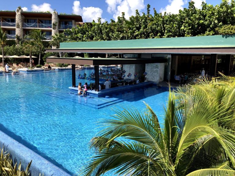 プールは大きく、ホテル内のいたるところにあります。