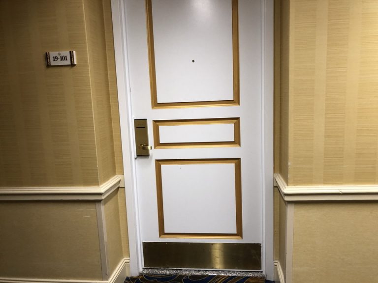 客室入り口ドア外観