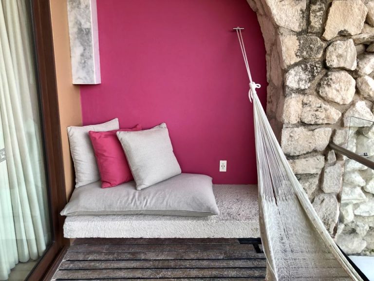 バルコニーにはハンモックとソファーがついています。