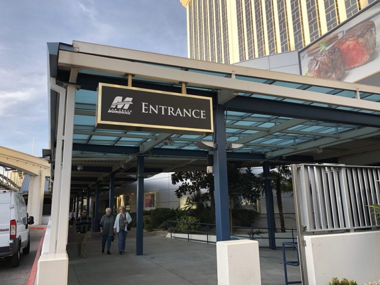 ホテル入り口のすぐ横にあるモノレールの入口