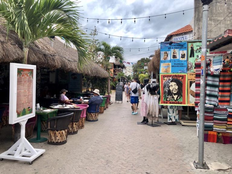 イスラムヘレスのダウンタウンはホテルからタクシーで10分程です。