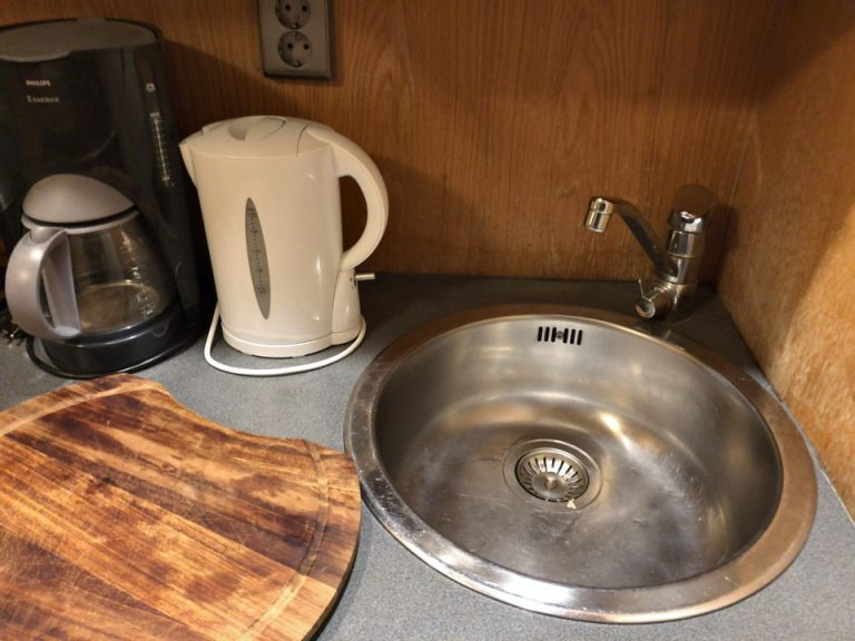 キッチン シンクの蓋を開けた状態