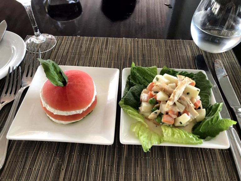 前菜、サラダはブッフェ形式です。