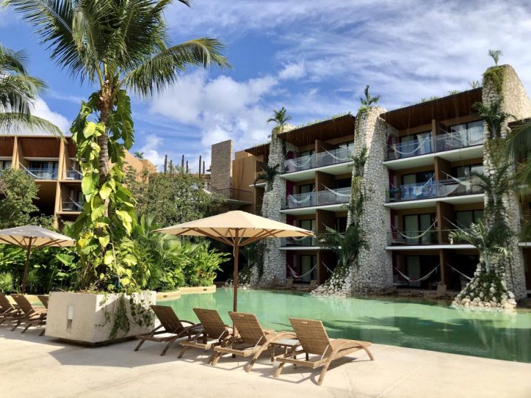 客室棟です。森に囲まれており、外からは建物全体は見えません。