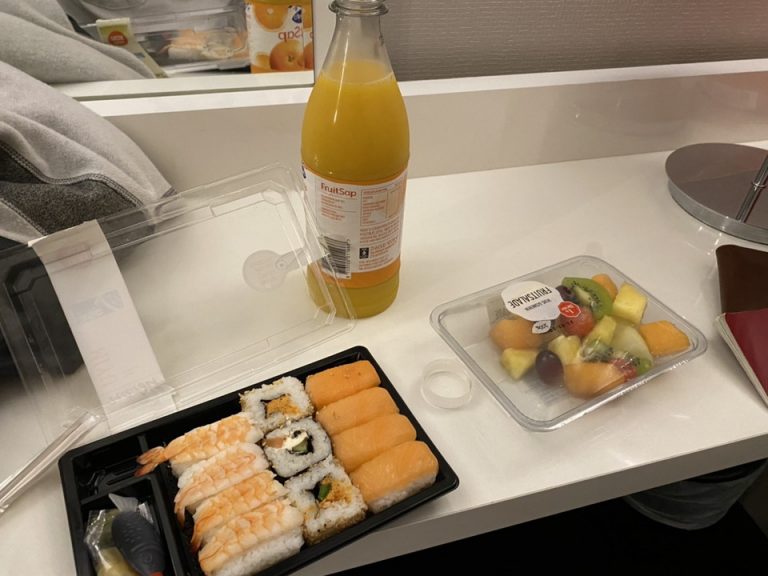 スーパーではお寿司も