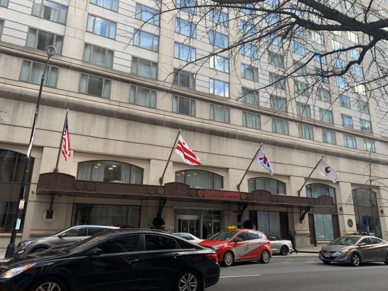 ホテル外観エントランス 向かいの道から