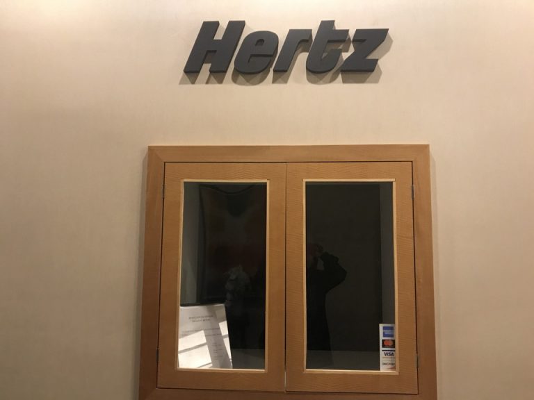 HERTZのレンタルもありました。サンクスギビングデーにつきこの日はクローズ。