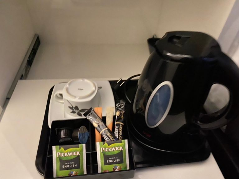 カフェコーナー、カップ