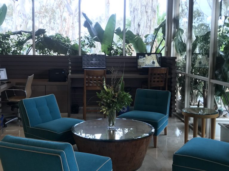 ロビー横ソファーとその奥にオフィス