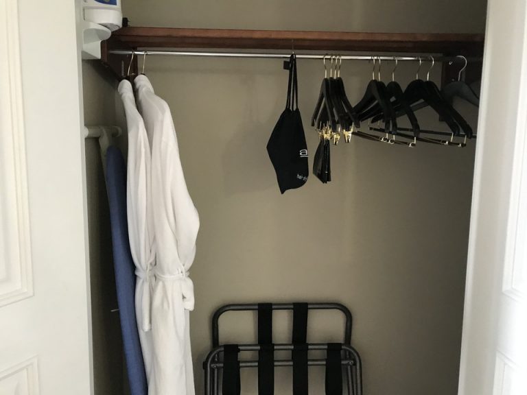 バスロープが2つにアイロンやアイロン台なとがありました。