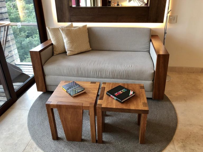 ソファーとテーブル