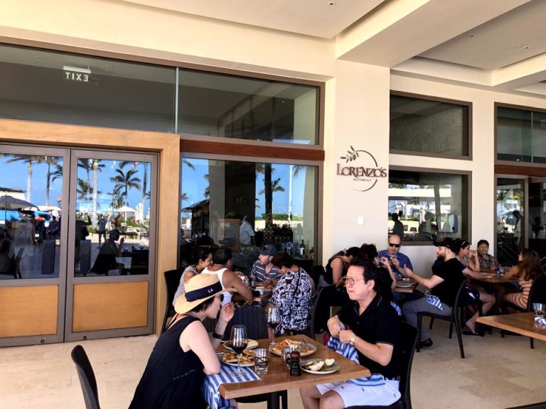 LORENZO’S イタリアンレストラン。ピザを店内の窯で焼いています。