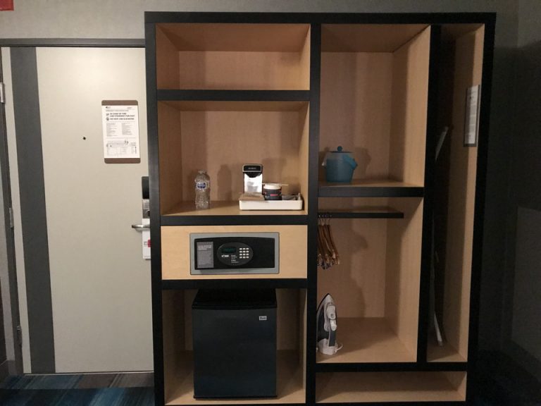 冷蔵庫やセーフティーなどが入った棚は入り口入ったすぐ横に見えるカタカナでありました。