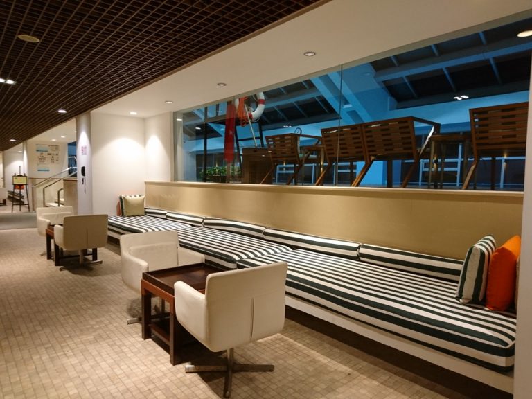 プール内休憩スペース