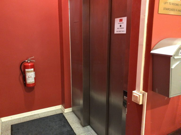 エレベーターホール(フロント階)