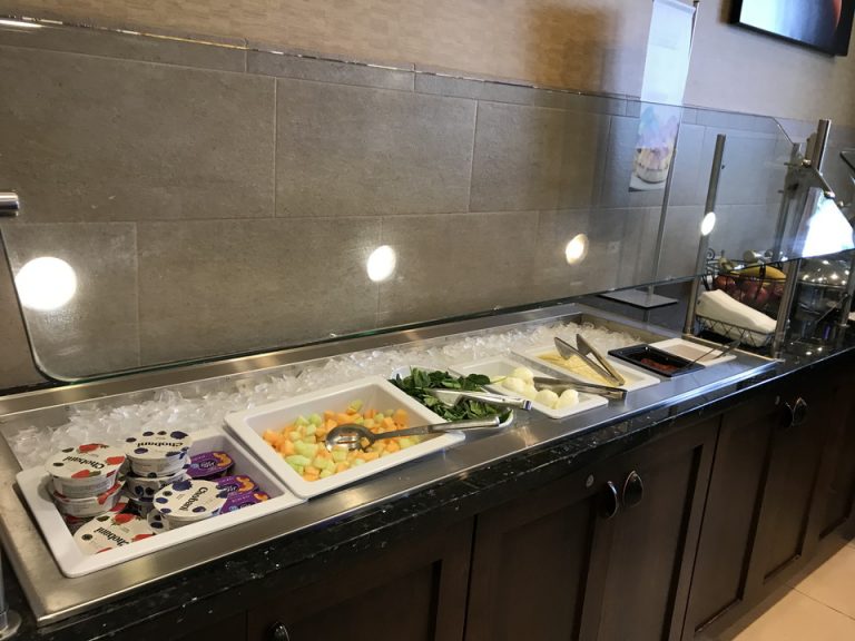 ヨーグルトカットフルーツカットほうれん草ゆで卵チーズサルサと続きホットミールとそこそこな無料としては充実したラインナップ。私が降りていった時間帯はとても混雑していて私は朝食をパスしました